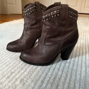 Frye Jenny Cut Vintage Distressed Stud Pull On Cowgirl Moto Ankle Booties